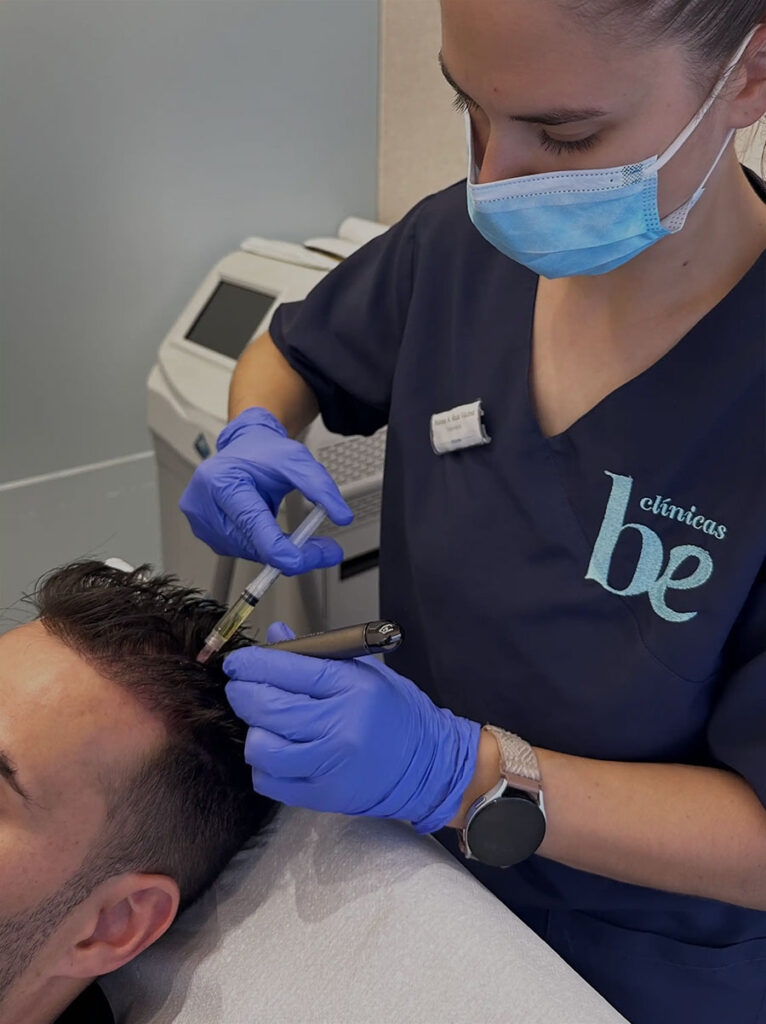doctor aplicando tratamiento de mesoterapia capilar en granada