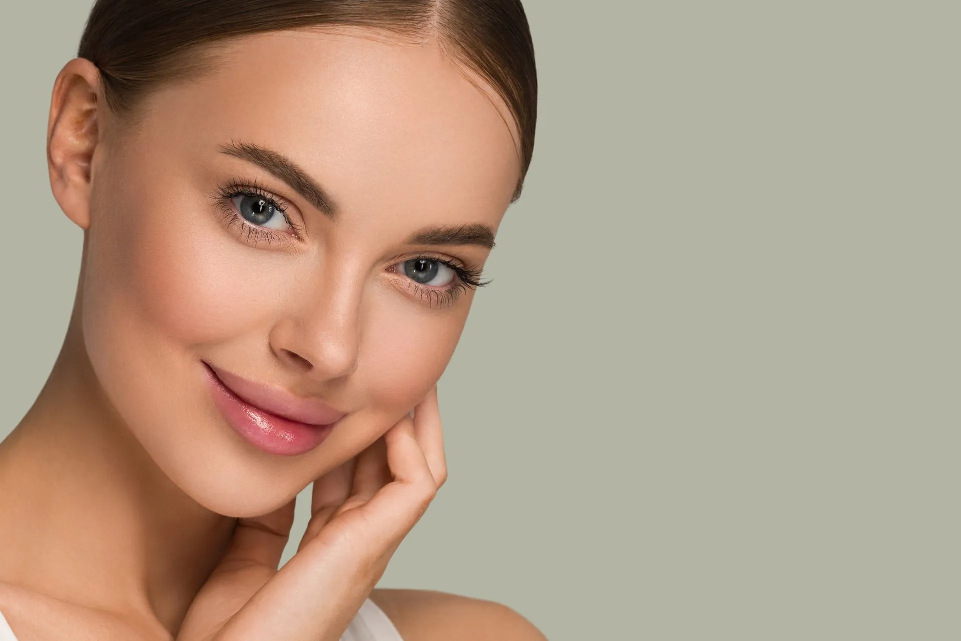 Modelo posando con una sonrisa