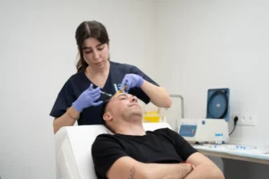 Enfermera inyectando mesoterapia