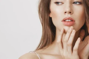 mujer con los labios armonicos