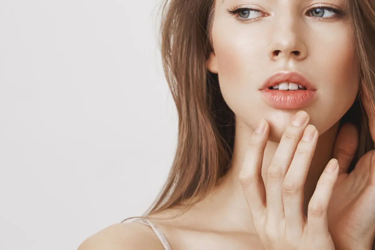 mujer con los labios armonicos