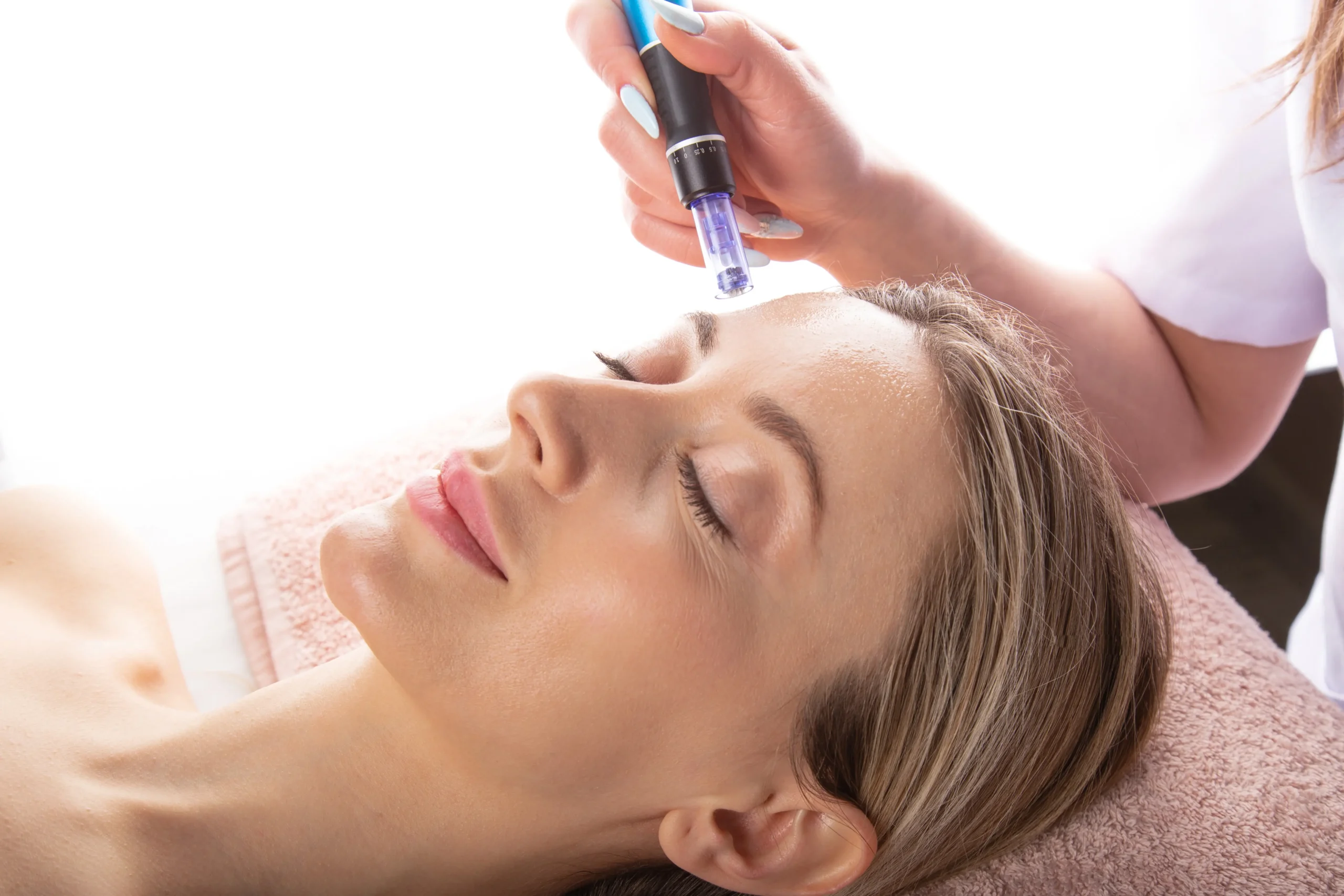 doctora con dermapen y polinucleotidos