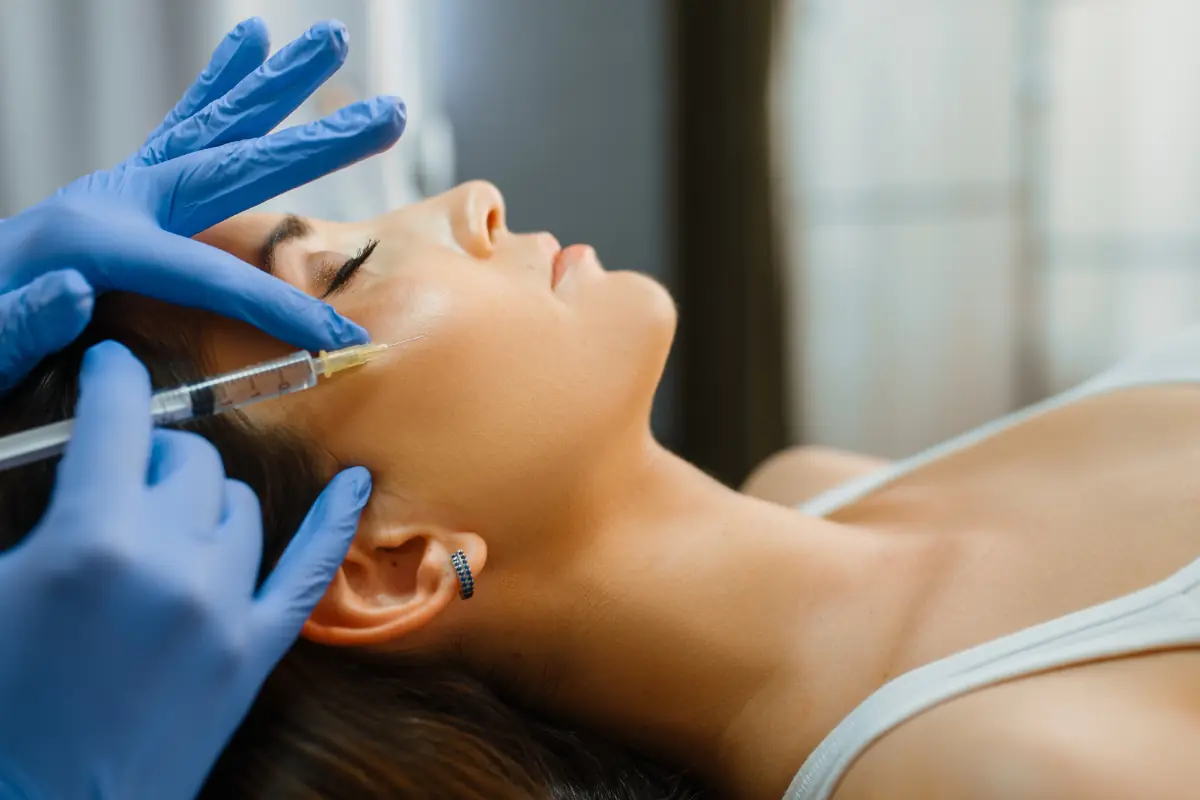 Doctora inyectando en pómulo
