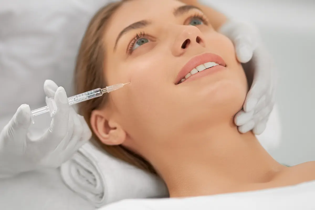 doctora inyectando exosomas a paciente