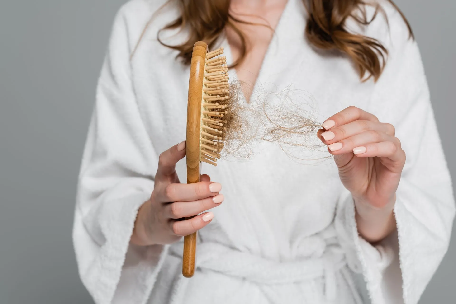 Mujer quitando pelo de un peine